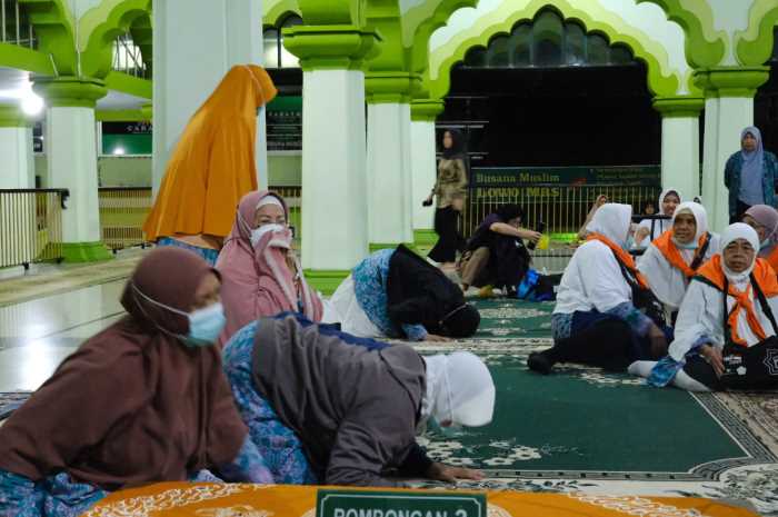 Jemaah haji Kota Magelang melakukan sujud syukur setiba di Masjjid Agung Kota Magelang kemarin (13/7) pukul 00.30.
