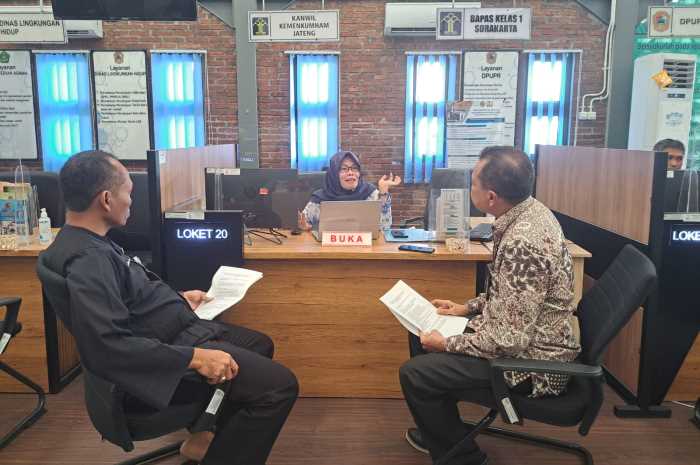 Kadiv Yankumham saat melakukan koordinasi dan sosialisasi Kekayaan Intelektual, sekaligus monitoring pemberian layanan Kekayaan Intelektual dan Administrasi Hukum Umum (AHU) di MPP Karanganyar, Kamis.