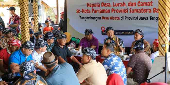 BERGURU WISATA : Gubernur Jawa Tengah Ganjar Pranowo menemani Wali Kota Pariaman Genius Umar belajar wisata di Desa Lerep, Ungaran Barat. (Maria Novena/Jawa Pos Radar Semarang)