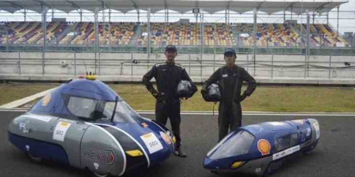 INVOATIF: Raihan Rafii Herminasa dan Fauzaan Alfan saat memamerkan dua mobil hemat energi inovasinya. Getayu dan Rondhan Proto. (IST)