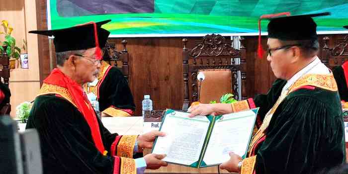 GELAR: Hakim Tinggi, Binsar M Gultom menerima SK Profesor Kehormatan dari Rektor Unissula Prof Gunarto, Jumat (14/7). (IDA FADILAH/JAWA POS RADAR SEMARANG)