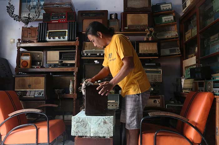Ryan Barkaz menunjukan sejumlah koleksi radio jadul miliknya dan ada yang dari tahun 1930.
