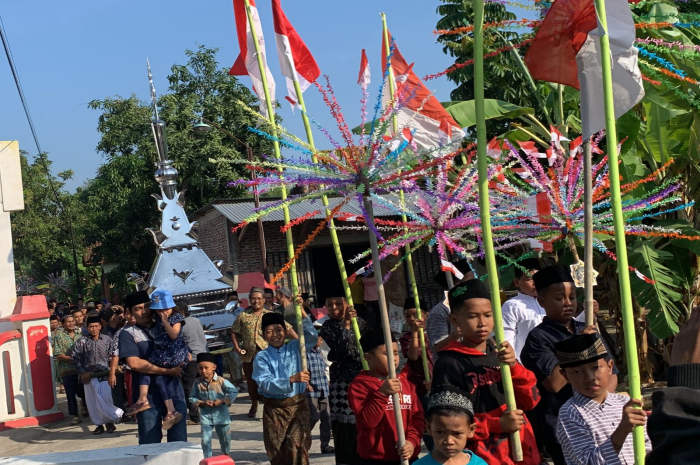 Para warga gotong royong mengarak kubah masjid sebagai wujud gotong royong dan syiar agama Islam Minggu (16/7).