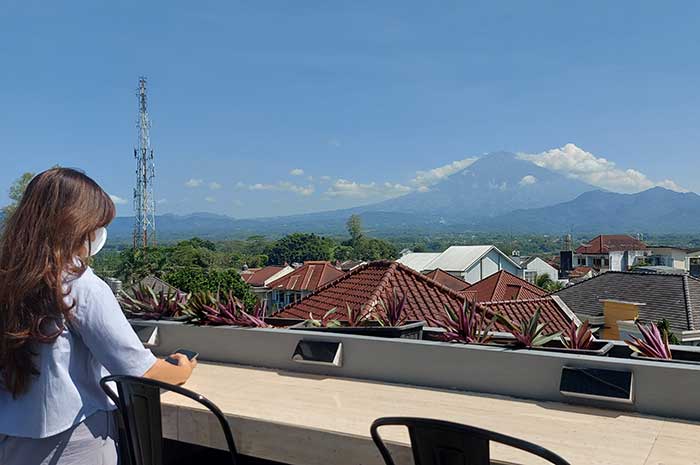 Atap Eatery and Coffee di rooftop lantai tiga RSIA Gladiool Magelang menyuguhkan pemandangan Gunung Sumbing.
