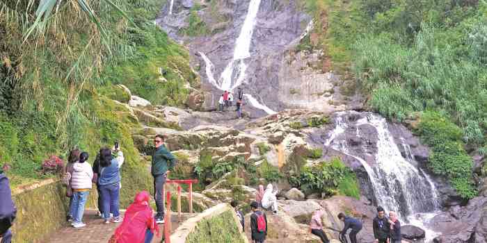 SEJUK: Pengunjung menikmati keindahan air terjun Curug Sikarim, Wonosobo, Minggu (16/7). ( ADDIN ALFATH/ JAWA POS RADAR MAGELANG)