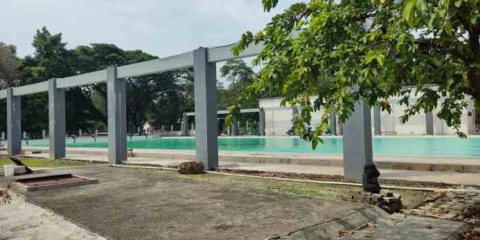 TANPA ATAP: Suasana kolam renang THR Kramat kembali beroperasi. (RIYAN FADLI/JAWA POS RADAR SEMARANG)