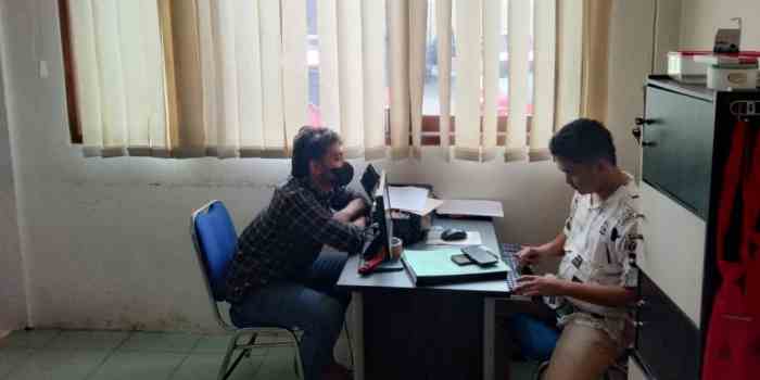 DIPERIKSA: HS, pria yang berenang telanjang di kolam air mancur Alun-Alun Kajen saat diperiksa Polres Pekalongan, Sabtu (15/7).(IST)