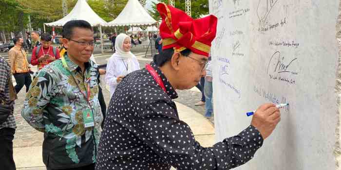 BERSINERGI: Wakil Wali Kota Magelang M Mansyur didampingi Pj Sekda Larsita membubuhkan tanda tangan di acara APEKSI di Makassar. (ISTIMEWA)