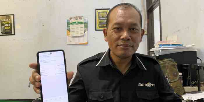 KEBOBOLAN : Iswahyudi, korban phising, saat menunjukkan transaksi sang hacker yang membobol rekeningnya. (&nbsp;DEVI KHOFIFATUR RIZQI/ JAWA POS RADAR SEMARANG)