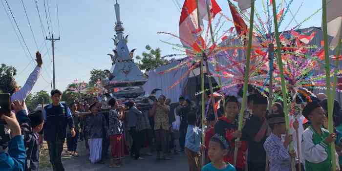 ARAK-ARAKAN : Para warga mengarak kubah masjid sebagai wujud gotong royong dan syiar agama Islam. (DEVI KHOFIFATUR RIZQI/ JAWA POS RADAR SEMARANG)