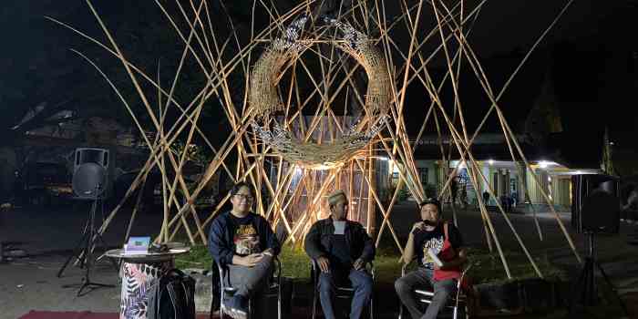 MENDOBRAK SASTRA : Penyair Martin Suryajaya memadukan teknologi dengan dunia sastra dengan melahirkan sebuah karya Penyair Sebagai Mesin yang dibedah di TBRS Kota Semarang. (Farid Alif Hanafi/jawa pos