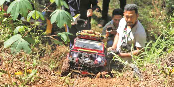 MENANTANG: Mobil RC advanture saat melewati track ekstrem. (NURFAIK NABHAN/Jawa Pos Radar Magelang)