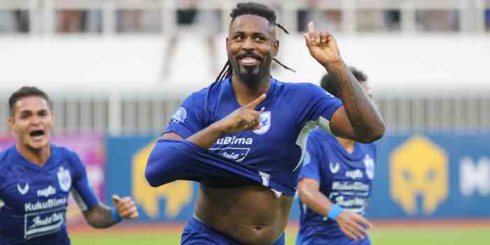 BRACE : Penyerang PSIS Carlos Fortes merayakan gol kedua ke gawang Persebaya dalam lanjutan Liga 1 di Stadion Jatidiri Semarang Minggu (16/7) sore. (BASKORO SEPTIADI/JAWA POS RADAR SEMARANG)