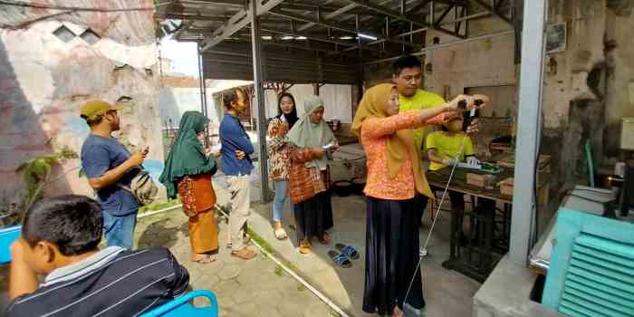 LAYANAN GRATIS: Pengrajin Batik di Kauman mengikuti pemeriksaan Kesehatan gratis dari Dinkes, Jumat (15/7). (Istimewa)