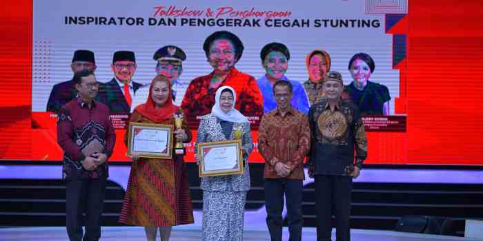 JADI INSPIRASI : Wali Kota Semarang Hevearita Gunaryanti Rahayu (kedua dari kiri) saat menerima penghargaan sebagai penggerak cegah stunting dari BKKBN. (HUMAS PEMKOT SEMARANG)