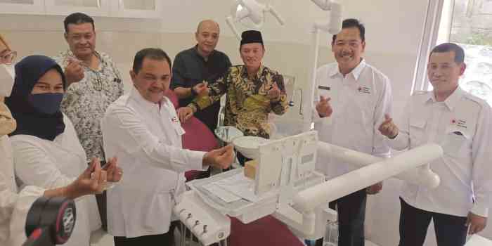 TINGKATKAN PELAYANAN : Bupati Semarang Ngesti Nugraha saat meresmian operasional klinik Pratama PMI. (Maria Novena/Jawa Pos Radar Semarang)