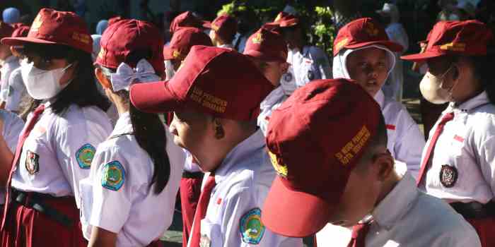 MASIH NGANTUK : Siswa SD Negeri Pekunden Kota Semarang mengikuti upacara di hari pertama masuk sekolah Senin (17/7). ()