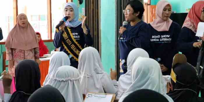 SOSIALISASI: Bunda Literasi Kota Pekalongan, Inggit Soraya saat sosialisasi literasi di SD Islam 03, Senin (17/7). (Istimewa)