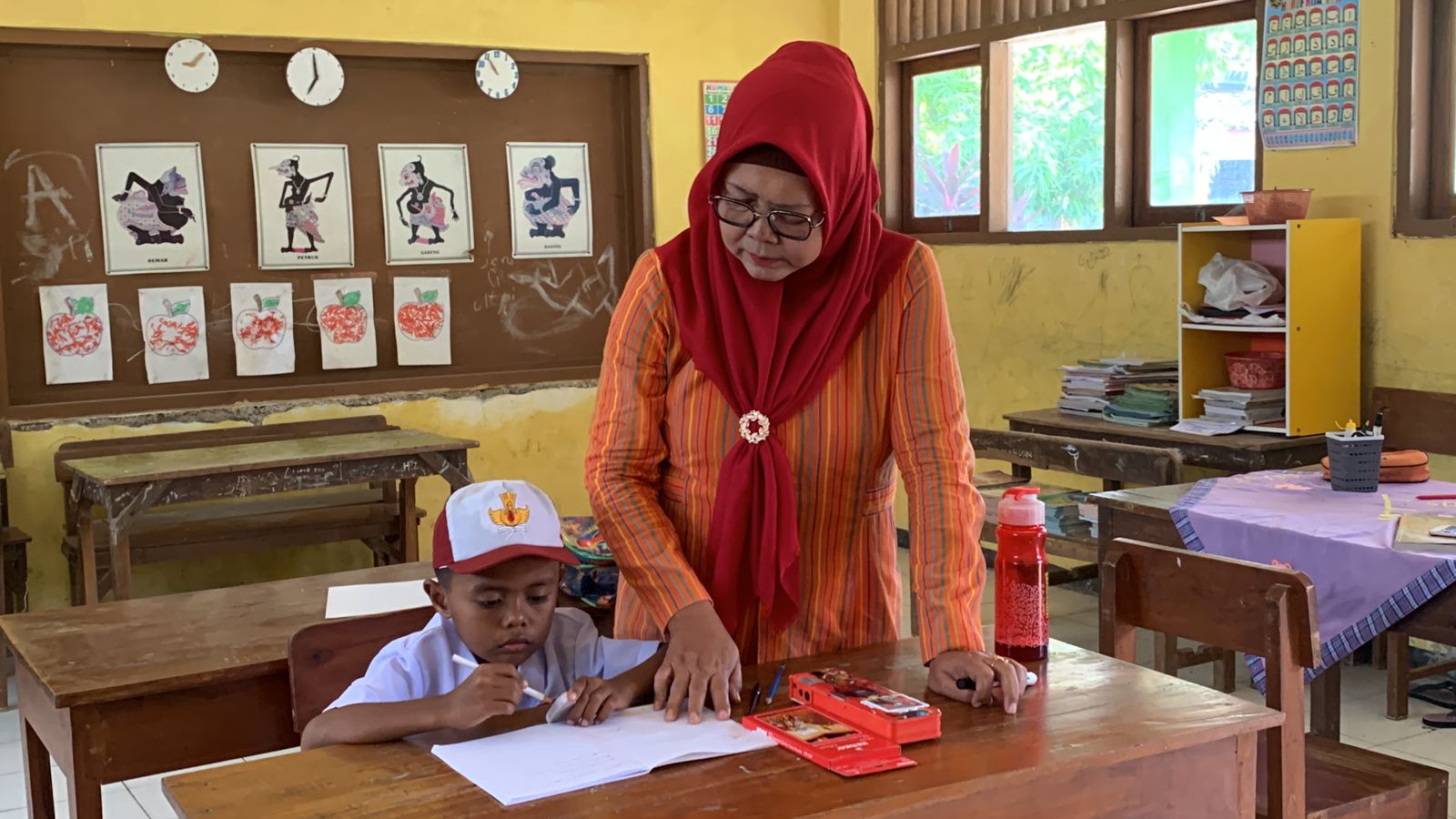 Fatahillah Muhammad Rizky, satu-satunya siswa kelas 1 SDN 3 Weleri, saat mendapat pembelajaran dari sang guru Selasa (18/7).