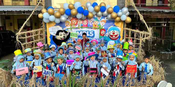 CERIA: Para peserta didik baru SD Mutual 1 Kota Magelang terlihat bergembira ketika meletuskan konfeti di panggung MPLS. (PUPUT PUSPITASARI/JAWA POS RADAR MAGELANG)