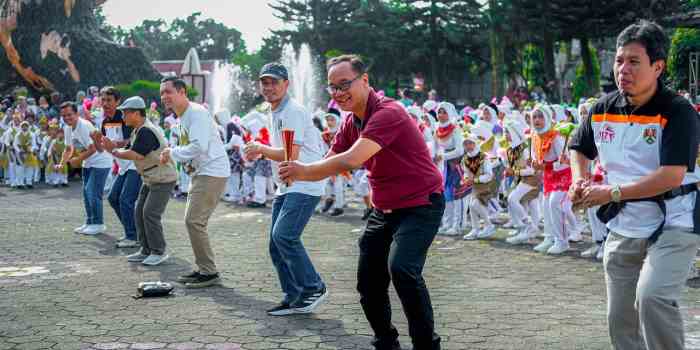 MENJAGA TRADISI: Wali Kota Magelang dr Muchamad Nur Aziz bersama ribuan siswa saat menarikan Tari Kuntulan di TKL Ecopark, Minggu (16/7). (PUPUT PUSPITASARI/JAWA POS RADAR MAGELANG)