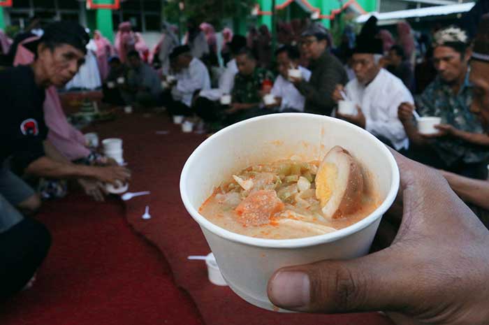 Warga Bendan Duwur makan bersama bubur suro usai melakukan doa bersama menyambut tahun baru Islam 1445 H.