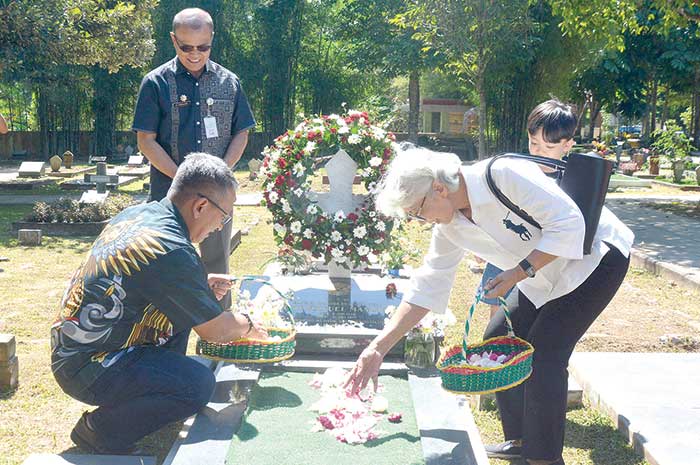 Pj Wali Kota Salatiga Sinoeng N Rachmadi saat berziarah ke ke makam mantan wali kota John Manuel Manoppo.