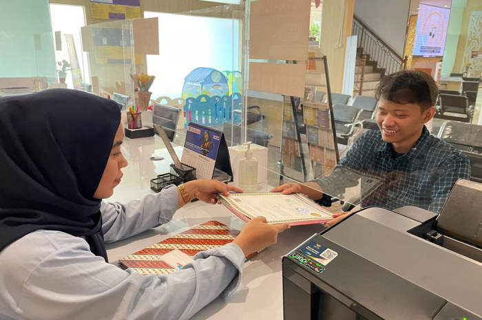 Mikhael Tony Ardiyanto, seorang warga Kudus saat mengurus sertifikat Apostille di Kemenkumham Jateng.