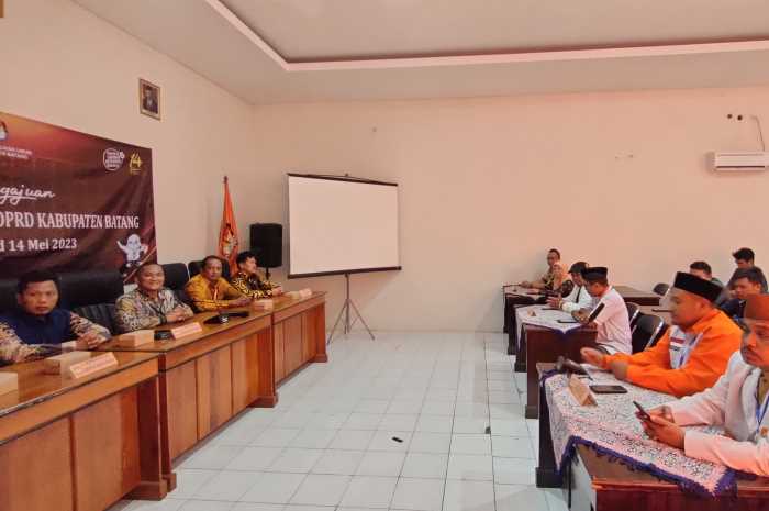 Salah satu perwakilan Parpol sedang mendaftarkan nama-nama Bacalegnya di kantor KPU Kabupaten Batang.