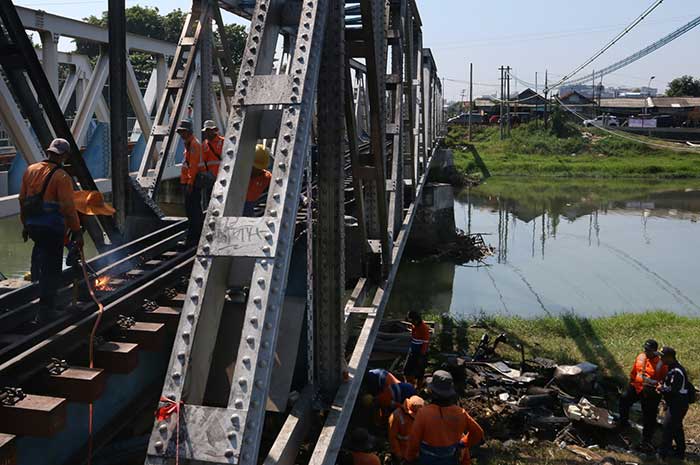 Perbaikan rel dan jembatan di jalur perlintasan Jalan Madukoro Raya yang rusak akibat tabrakan KA Brantas dan truk trailer pada Selasa (18/7) malam.