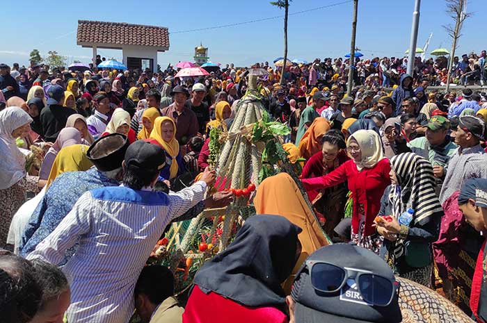 Warga Dusun Jumprit Desa Tegalrejo berebut gunungan yang sudah dijamas air Umbul Jumprit, Rabu (19/7).