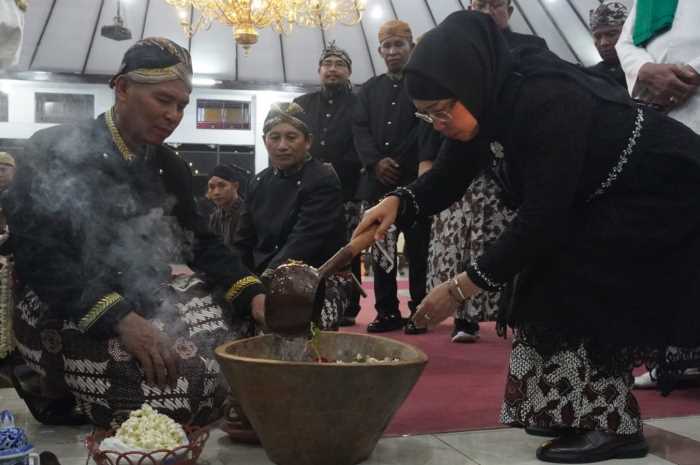 Prosesi jamasan pusaka yang dilakukan pada malam 1 Sura oleh Pj Bupati Batang Lani Dwi Rejeki.