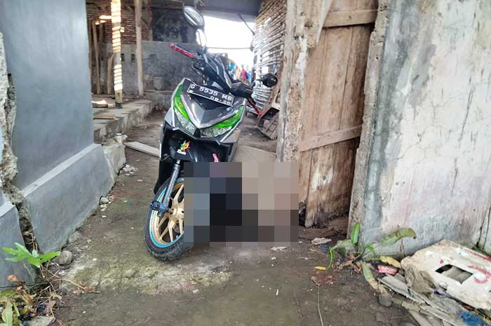 Kondisi mayat yang berada di dekat motornya ditemukan di gudang kosong TPI Pelabuhan Batang.