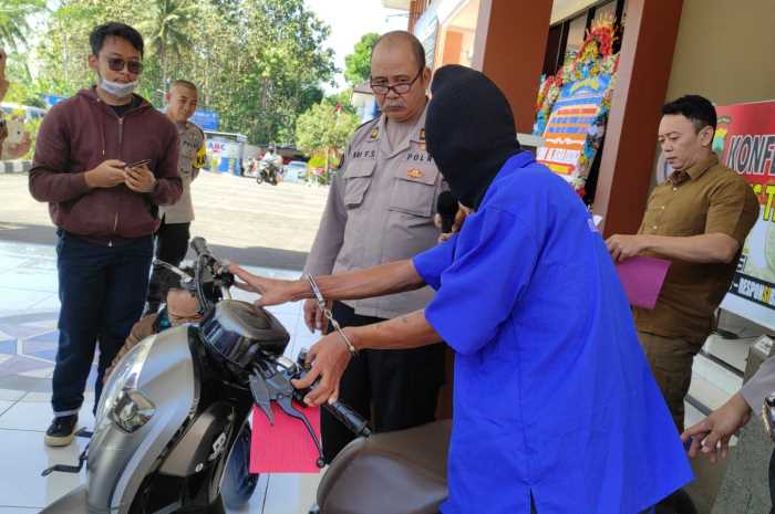 Tersangka saat mempraktekkan saat mencuri sepeda motor saat gelar perkara di Mapolres Temanggung.&nbsp;