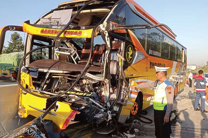 Anggota Satlantas Polres Batang saat melakukan evakuasi kendaraan yang terlibat kecelakaan beruntun.