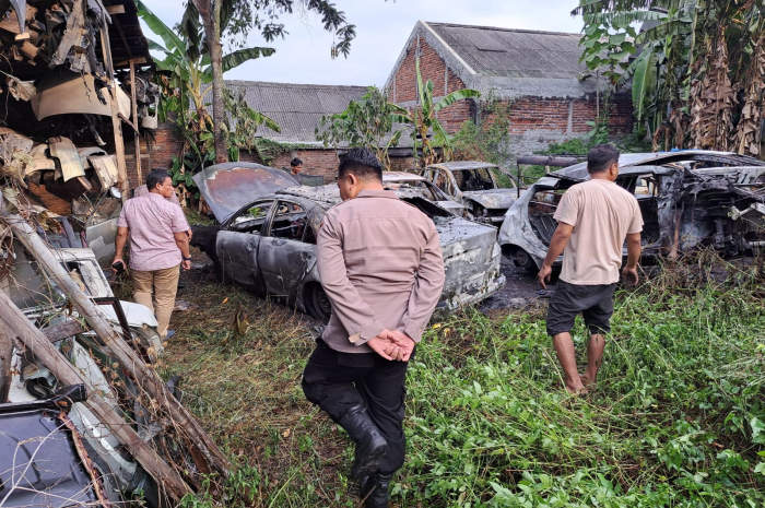 Polisi mengecek sisa-sisa kebakaran bengkel mobil di Semarang.