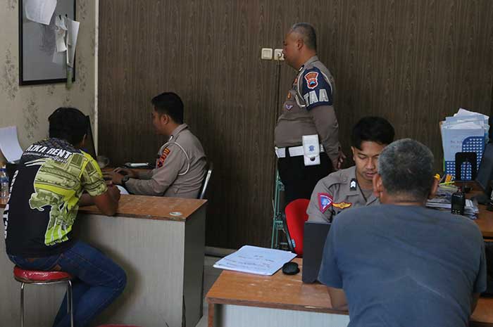Sopir truk trailer Heru Susanto, saat diperiksa di Mako Satlantas Polrestabes Semarang.