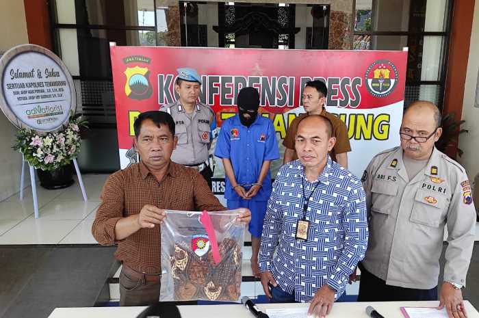 Kasat Reskrim Polres Temanggung menunjukkan barang bukti saat gelar perkara.&nbsp;