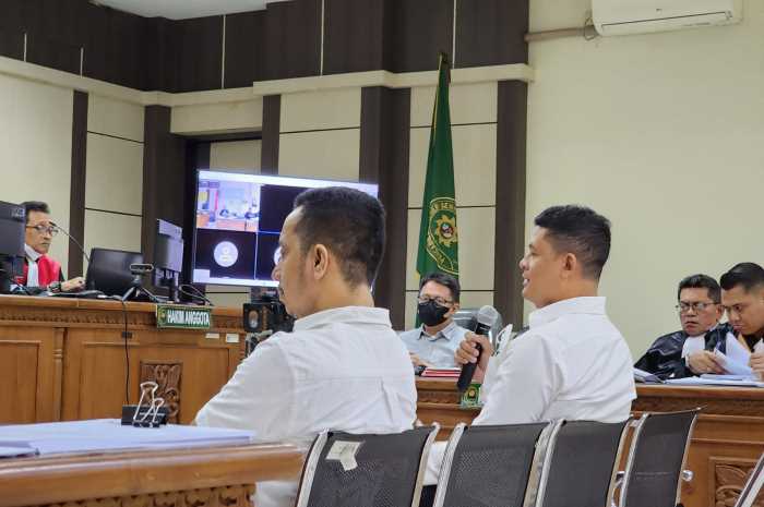 PPK BTP Jabagteng, Bernard Hasibuan (kiri) dan Kepala Balai Perkeretaapian Jabagteng Putu Sumarjaya (kanan) saat memberikan kesaksian dalam sidang suap proyek DJKA Kemenhub, Kamis (20/7).