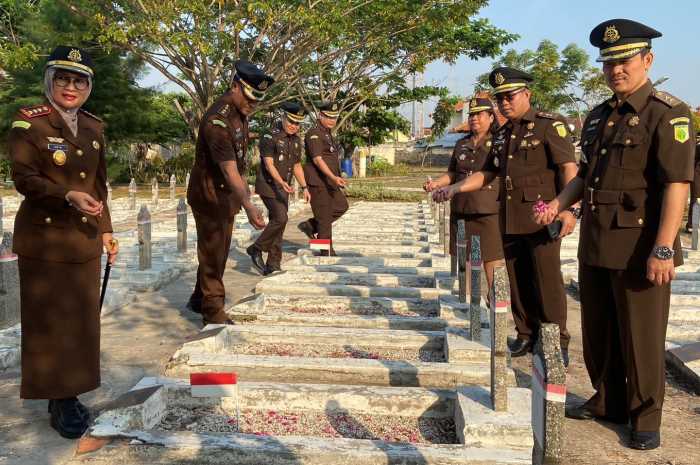 Kajari Kota Pekalongan, Anik Anifah saat ziarah di TMP Prawira Reksa Negara Kusuma Bangsa Kota Pekalongan, Jumat pagi (21/7).