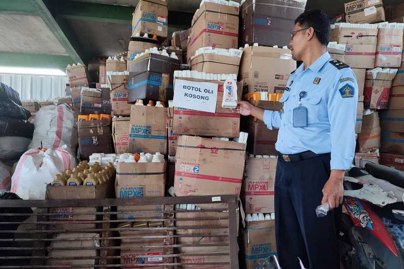 SIMPAN : Beragam barang bukti titipan dari aparat penegak hukum diamankan Rupbasan Semarang. (IDA FADILAH/JAWA POS RADAR SEMARANG)