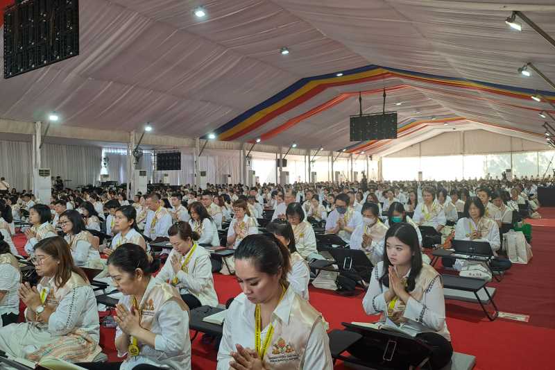 KHUSYUK: Umat Buddha khusyuk mengikuti rangkaian Tipitaka Chanting di Taman Lumbini Kompleks Candi Borobudur, kemarin. (ROFIK SYARIF G P/JAWA POS RADAR MAGELANG)