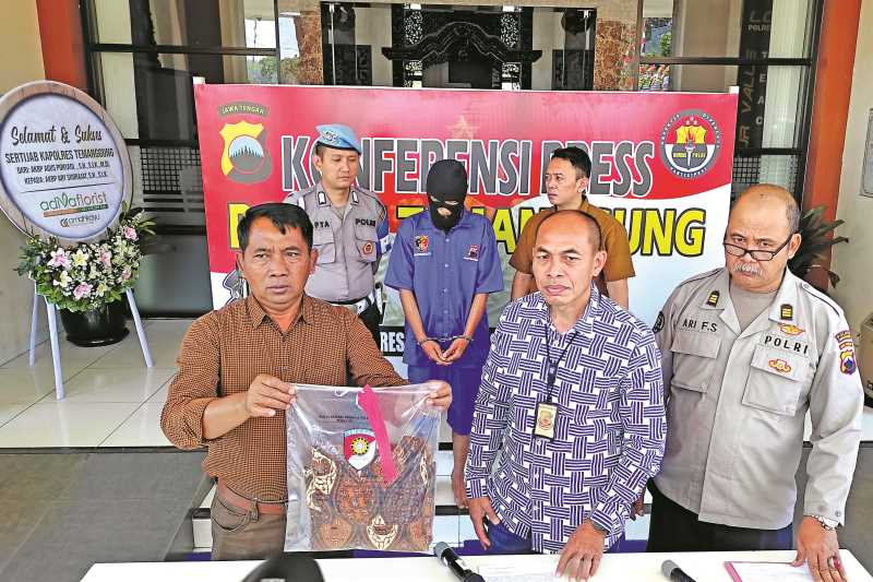 ASUSILA: Kasat Reskrim Polres Temanggung AKP Selamat menunjukkan barang bukti saat gelar perkara. (NURFAIK NABHAN/Jawa Pos Radar Magelang)