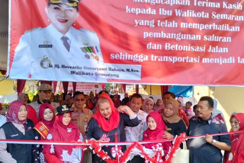 Suasana peresmian betonisasi Jalan Kencono Wungu Raya, Kelurahan Karangayu, Kecamatan Semarang Barat, Jumat (21/7). (FIGUR RONGGO WASSALIM/ JAWA POS RADAR SEMARANG)