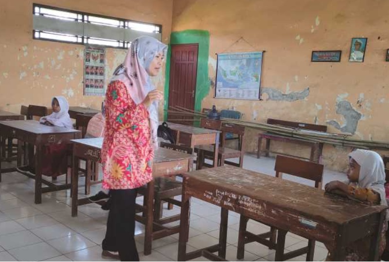BELAJAR: Proses pembelajaran Kelas 1 di SDN Sijono tetap berjalan normal meski hanya mendapat tiga murid di pembelajaran tahun ini. (RIYAN FADLI JAWA POS RADAR SEMARANG)