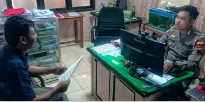 INVESTIGASI: Tim KNKT melakukan investigasi di tiga titik terkait kecelakaan KA Brantas dengan Truk Trailer di perlintasan Madukoro. (Nur Chamim/Jawa Pos Radar Semarang)