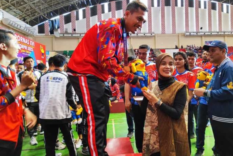 Ketua TP PKK Jateng Atikoh Ganjar Pranowo saat mengalungkan medali pada atlet pemenang lomba Pornas Korpri XVI. (KHAFIFAH ARINI PUTRI/JAWA POS RADAR SEMARANG)