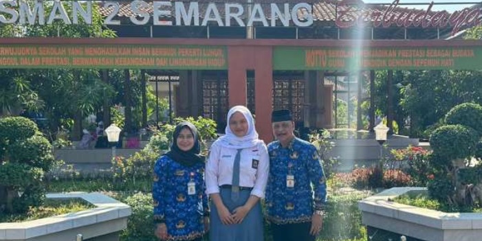 SISWA BERPRESTASI: Tatit Novi Sahara, Ajeng Ayu A Adnanto dan Kepala SMAN 2 Semarang, Wiharto berfoto bersama di depan SMAN 2 Semarang, belum lama ini. (ADENNYAR WYCAKSONO/JAWA POS RADAR SEMARANG)