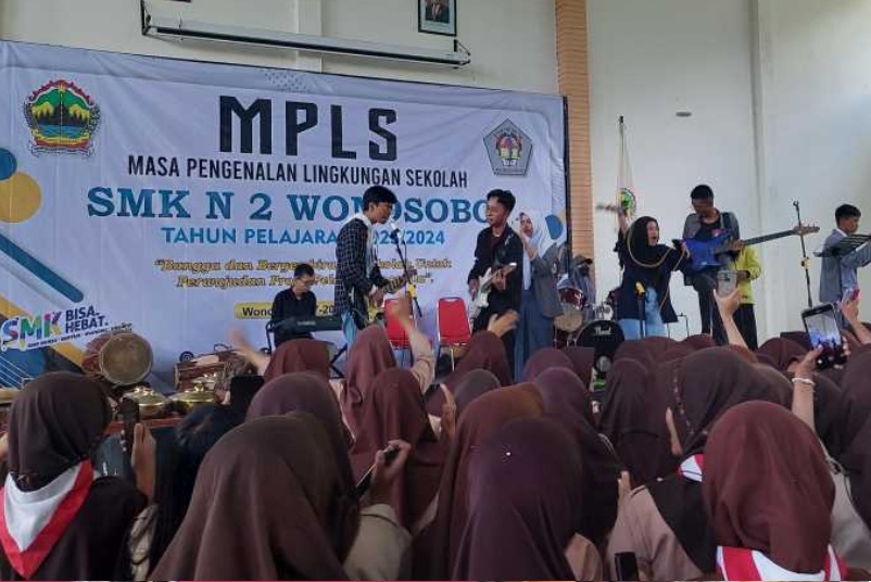 SAMBUT SISWA BARU: Pergelaran seni yang digelar di gedung workshop SMK Negeri 2 Wonosobo. (ADDIN ALFATH/ JAWA POS RADAR MAGELANG)