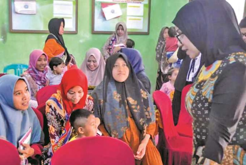 MONITORING: Ketua TP PKK Kabupaten Temanggung Eni Maulani Saragih Al Khadziq berbincang dengan ibu-ibu saat monev program PMT. (ISTIMEWA)